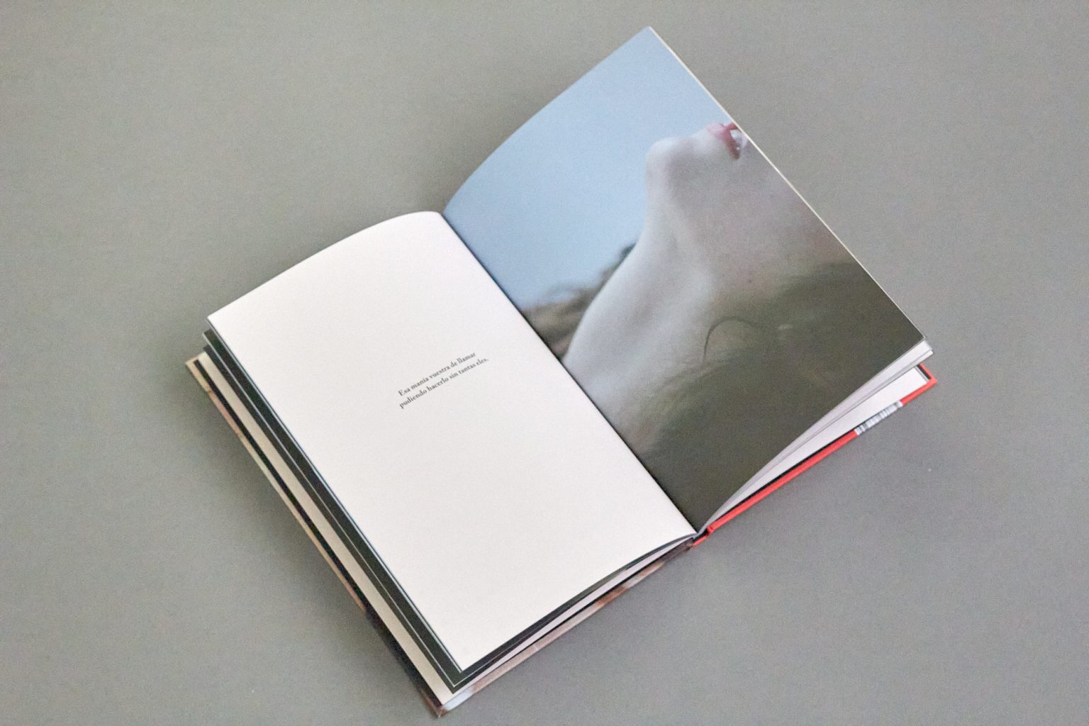 Diseño, comisariado, y dirección de arte del proyecto Tus ojos mis manos, un libro editado por Stendhal Books y una exposición homónima, con fotografías de Martina Matencio y poemas de Alba Ribas.