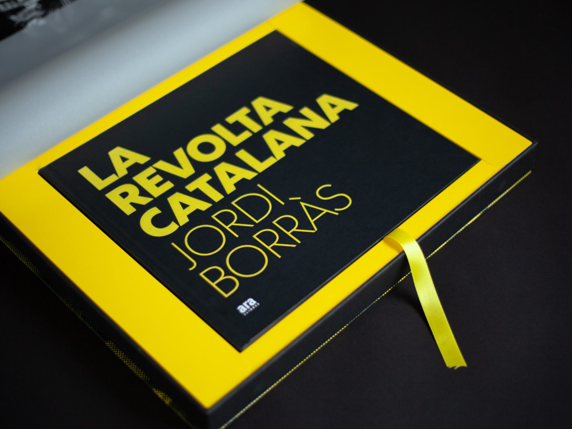 Diseño editorial del libro «La Revolta Catalana» del fotoperiodista Jordi Borràs para Ara Llibres.